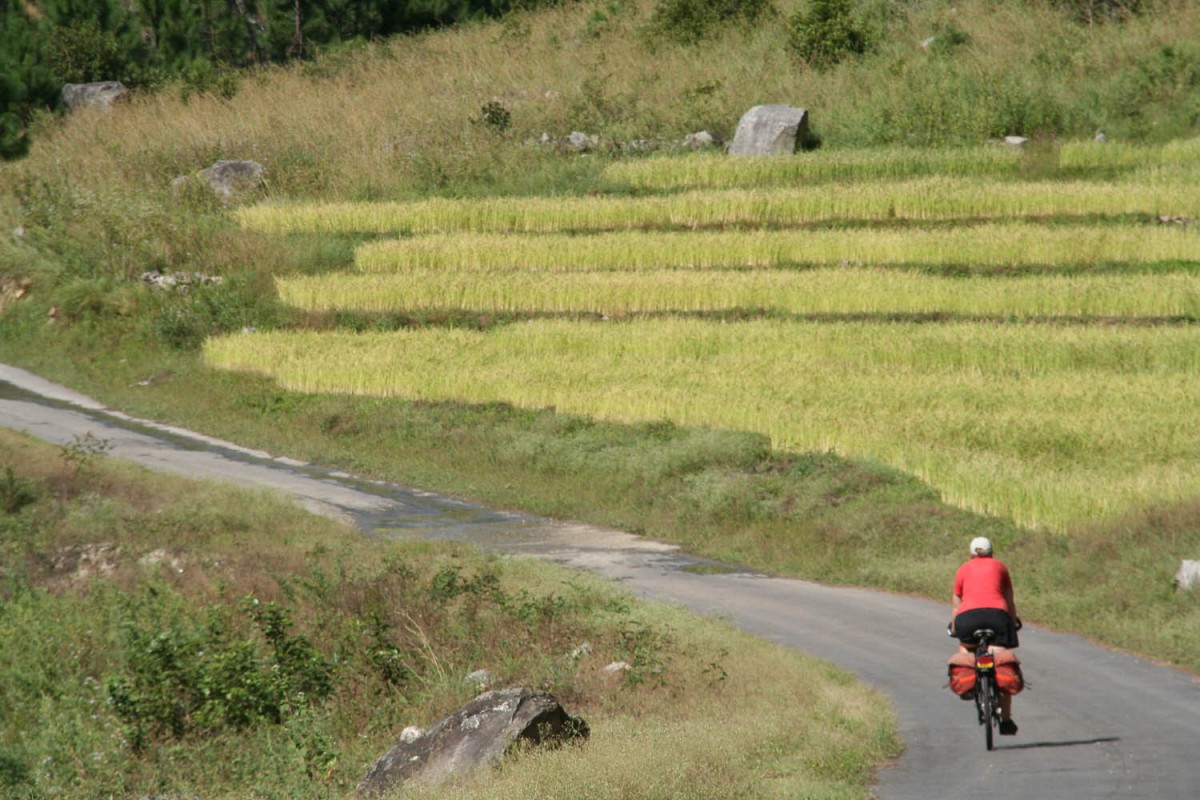 there are few cars on the road to Luentshe