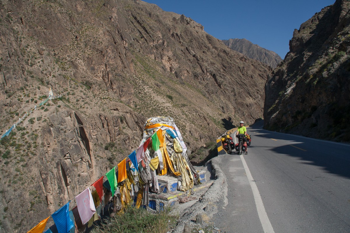 Gorge leading to Tongren