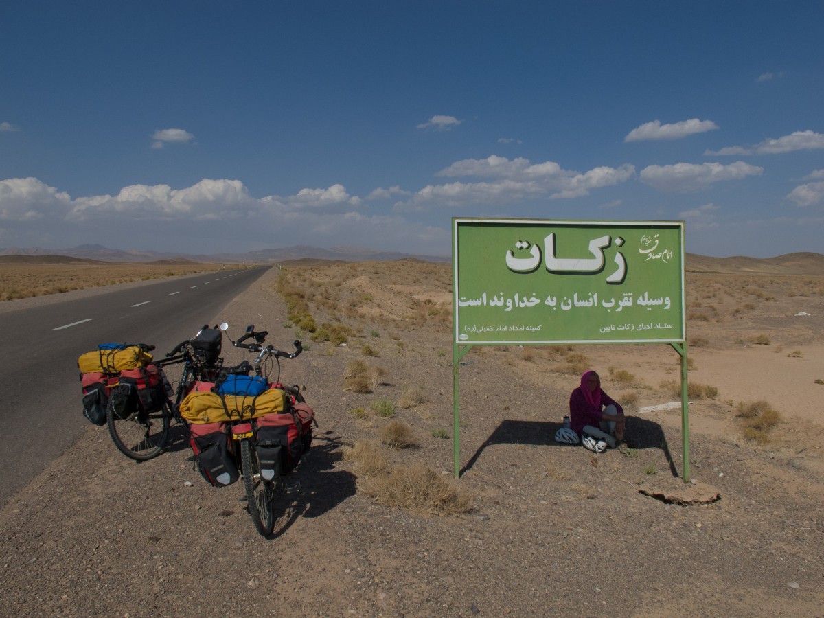 Quiet road north of Varzaneh