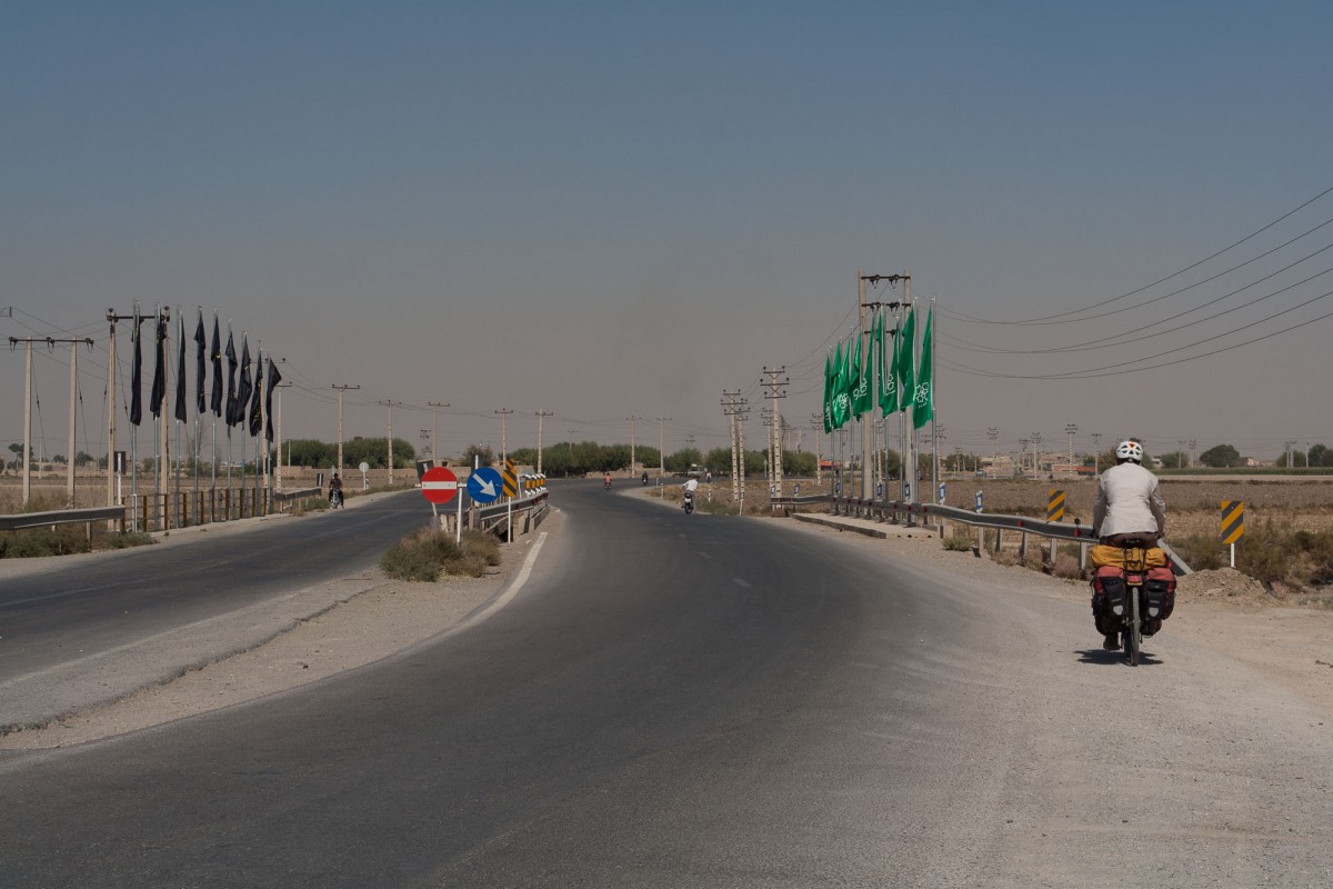 The Isfahan to Varzaneh road, wide and surpirsingly quiet